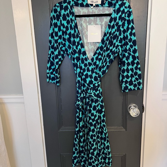 Diane Von Furstenberg Dresses & Skirts - NWT Diane Von Furstenberg Wrap Dress with 3/4 sleeves